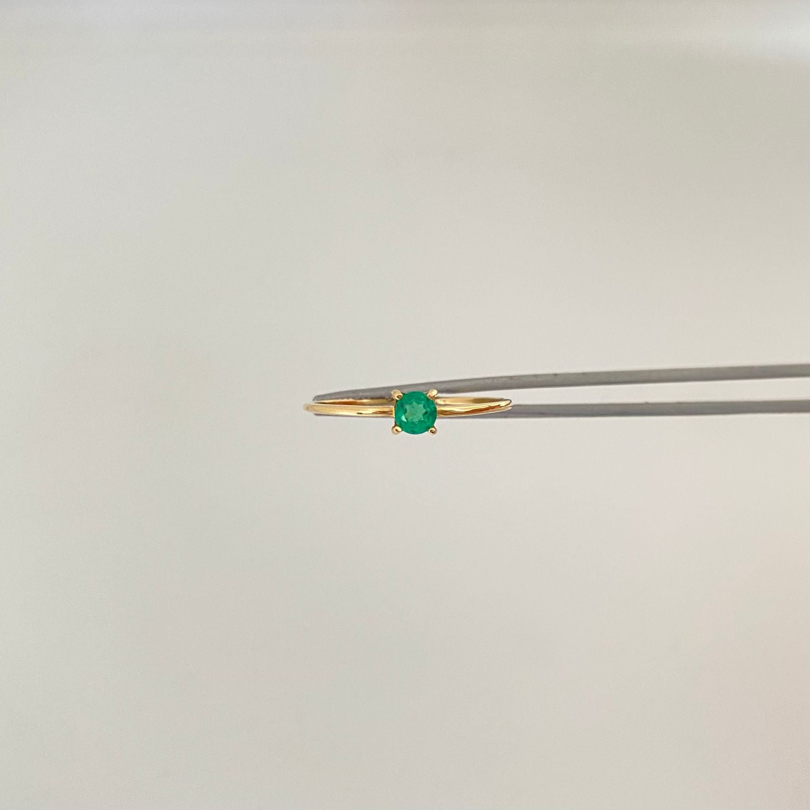 Anillo solitario esmeralda liso Oro amarillo 18k / Talla 7 3/4 / 0,8 Gr